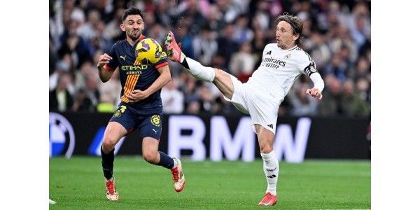 Luka Modrić underskrev en kontrakt med Real Madrid igen Luka Modrić underskrev en kontrakt med Real Madrid igen